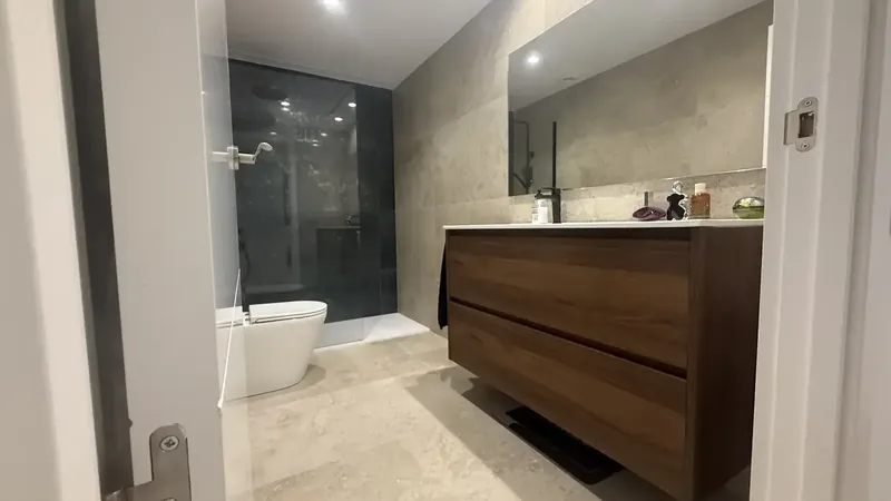 Baño reformado con ducha de obra