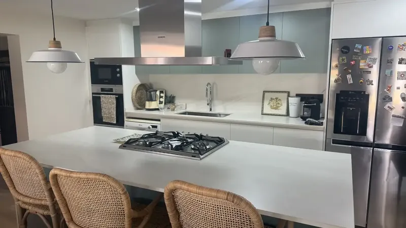 Cocina reformada con isla central