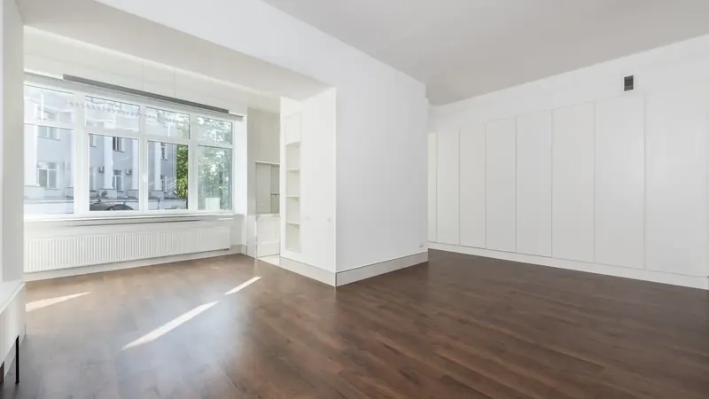 Salón reformado con acabados claros