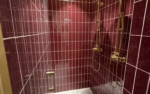 Baño sin ventana con ducha de obra