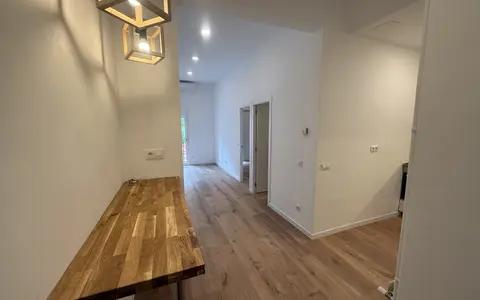 Cocina cerrada abierta al pasillo con barra