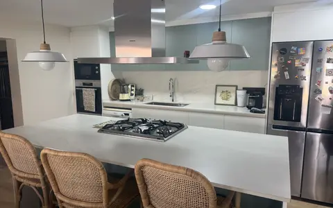 Cocina abierta al salón con isla